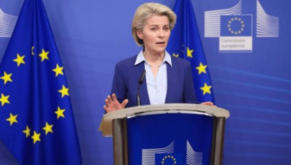 最后一刻改变主意，欧盟态度变了，决定对美让步，欧媒：很耻辱