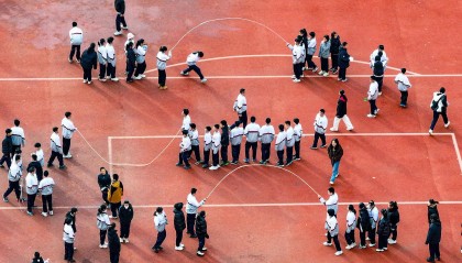 评论丨让学生长期“拉不出屎”？怎能为了成绩连如厕都不自由