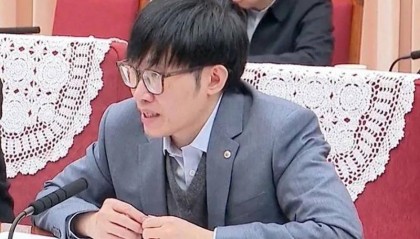 DeepSeek创始人梁文锋首登全球富豪榜!好友称其低调