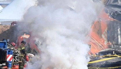 韩国失事客机调查现场残骸突然起火