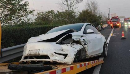 一新能源车突然失控撞高速护栏,司机称开启了自动辅助驾驶