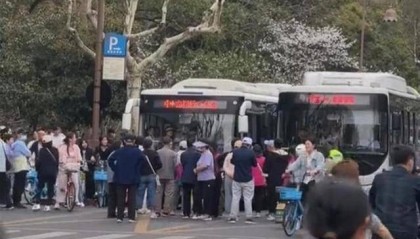 游客成队在杭州雷峰塔外堵路拦公交,当地正实施交通管制,公交集团:已处置