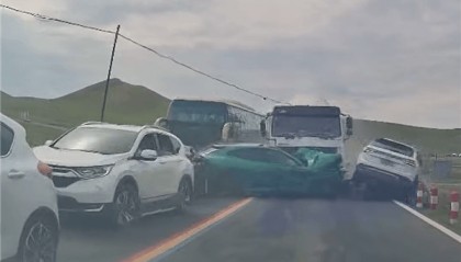 水泥罐车疑失控连撞对向多车,小米YU7被正面撞击受损严重,车主拍下现场:小米保了我的命