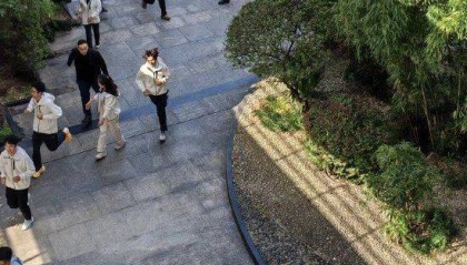 雷军回武汉大学了登上热搜!网传雷军与雷军班同学合影,小米王化:小米科技园门口就有武大赠送的99株樱花树