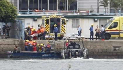 一家4口在香港柴湾观浪,母子2人被大浪卷走父亲跳海救人,3人已获救,暂无生命危险