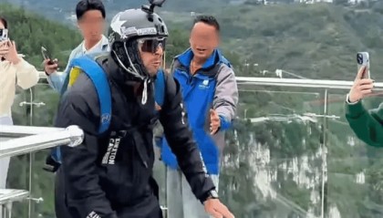 视频疯传!外国男子在云南跳伞时开伞失败急速坠落?