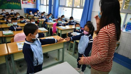 班主任放狠话“全家死了就不用签字”,被调岗或许是福报