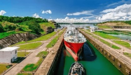 李嘉诚没想到,大局基本已定,北京专机顺利返回,港媒趁机发声