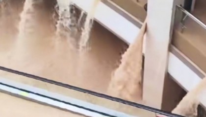 贵州榕江县一商场被淹,商户:位于三河交汇处,半夜水位上涨,有超市服装店被泡