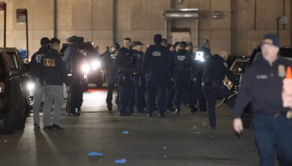 快讯！美媒：纽约皇后区一夜总会外发生大规模枪击事件，已致10人受伤