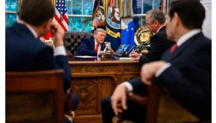 白宫公布特朗普与普京通话照片(图)