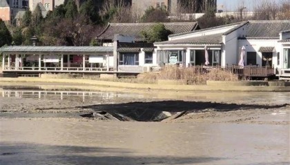 洛阳一公园湖底出现约40平方米的塌坑,湖水见底,官方:正在勘探排查