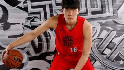 杨瀚森NBA新定妆照发布:身披开拓者16号红袍,张开双臂迎接新赛季