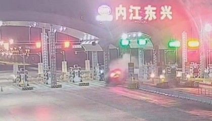 男子开自动驾驶打瞌睡撞上收费站安全岛,车辆翻滚两圈受轻微伤 高速公安:防撞沙桶救了他