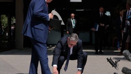 G7峰会上弯腰捡起特朗普掉落的文件，斯塔默回应：为了避免安全恐慌