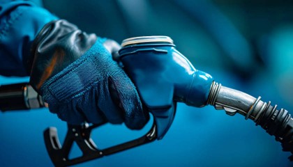 国内成品油价迎近三年最大跌幅，加满一箱油少花19元