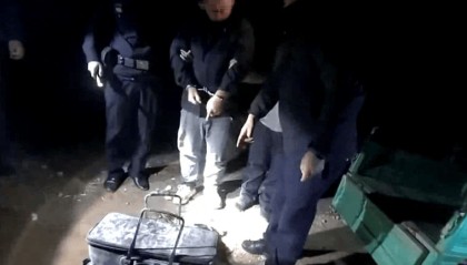 两人戴头套夜偷大闸蟹,被抓时纳闷:怎么认出来的?