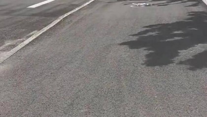 安徽淮南一路口的“隐形台阶路”致人摔伤,当地:不清楚为何这样设计,现已加装护栏