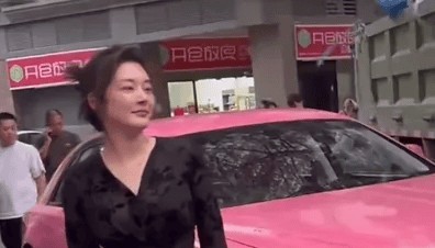 货车撞上劳斯莱斯!货车司机全责浑身发抖,女车主淡定拍照