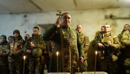 泽连斯基一抬头,血红“导弹雨”从天而降,莫斯科禁卫军杀入战场