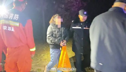 北京门头沟区一对夫妻登山观赏红叶，妻子在下山途中迷路失联