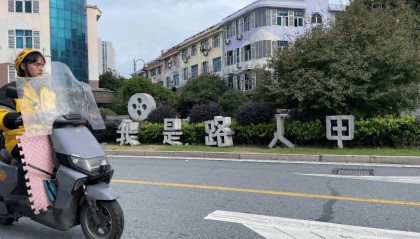 遍地群演月入四五千,短剧火热横店变“竖店”!