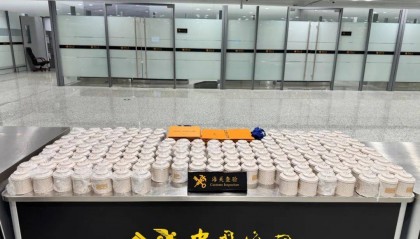 杭州机场内,一领队被查!行李箱里装满了……