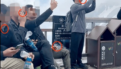 玉龙雪山4500米观景平台上几名男游客手持氧气瓶,一边吸氧一边抽烟,景区回应:将加强劝导