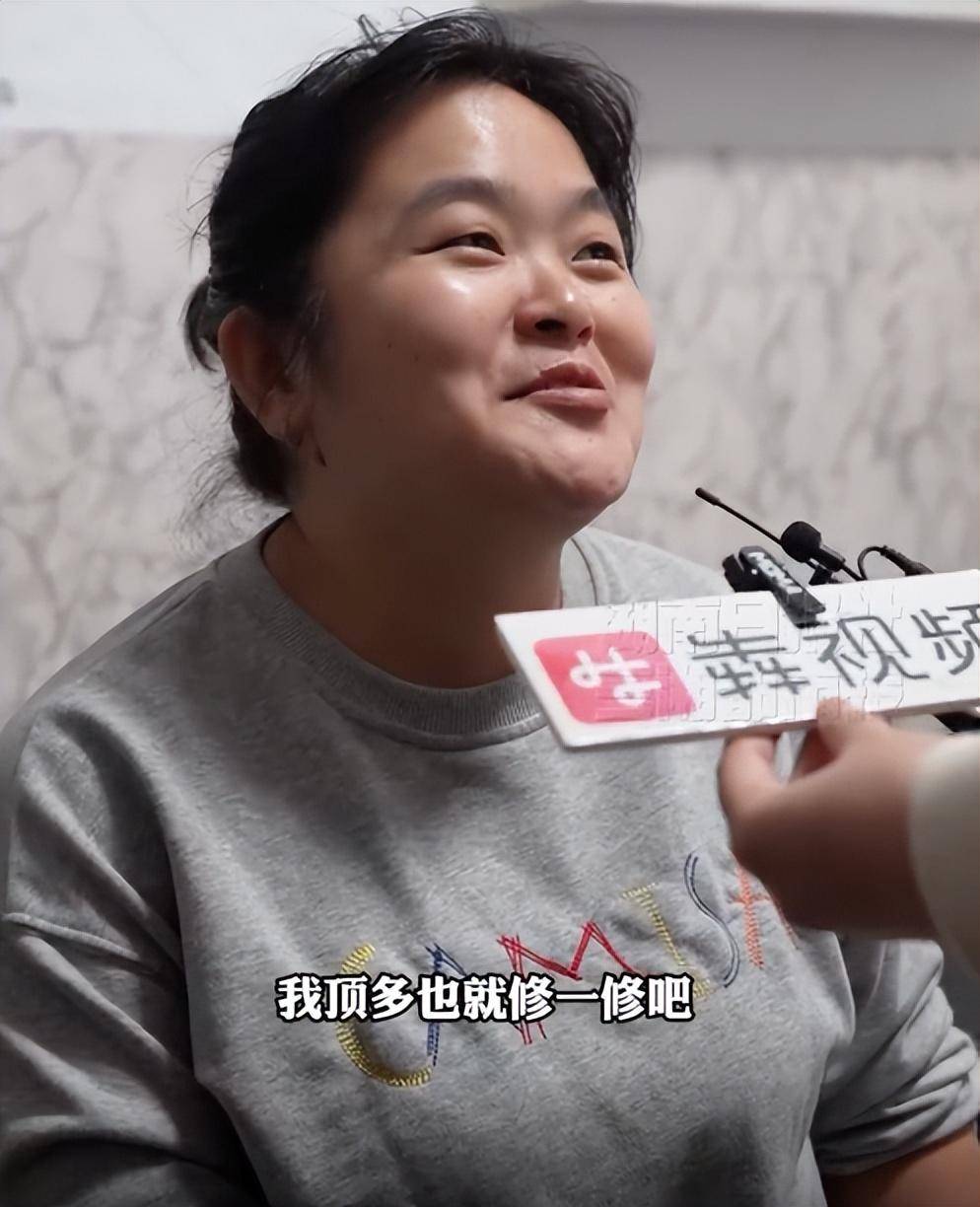向太称马上安排晓华给向佐剪发，晓华再回应：我的技术最多给他修一修，设计不了发型