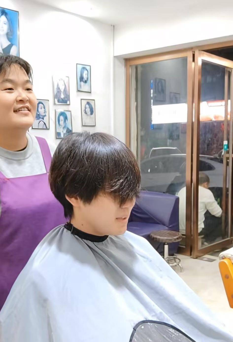 向太称马上安排晓华给向佐剪发，晓华再回应：我的技术最多给他修一修，设计不了发型