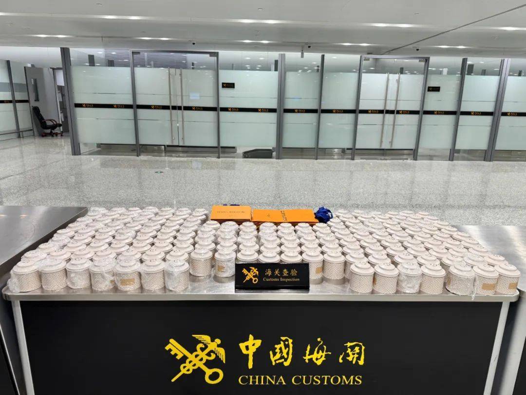 杭州机场内，一领队被查！行李箱里装满了……