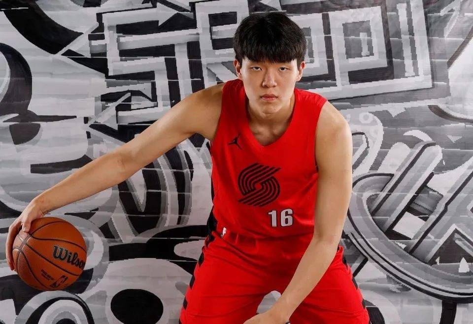 杨瀚森NBA新定妆照发布：身披开拓者16号红袍，张开双臂迎接新赛季