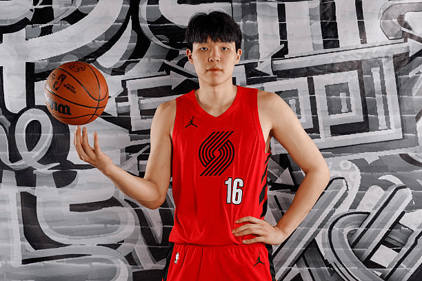 杨瀚森NBA新定妆照发布：身披开拓者16号红袍，张开双臂迎接新赛季
