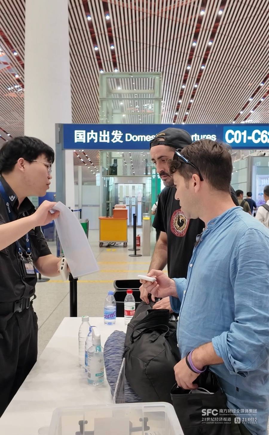 新规今起执行 首都机场充电宝每天自弃人数已大减