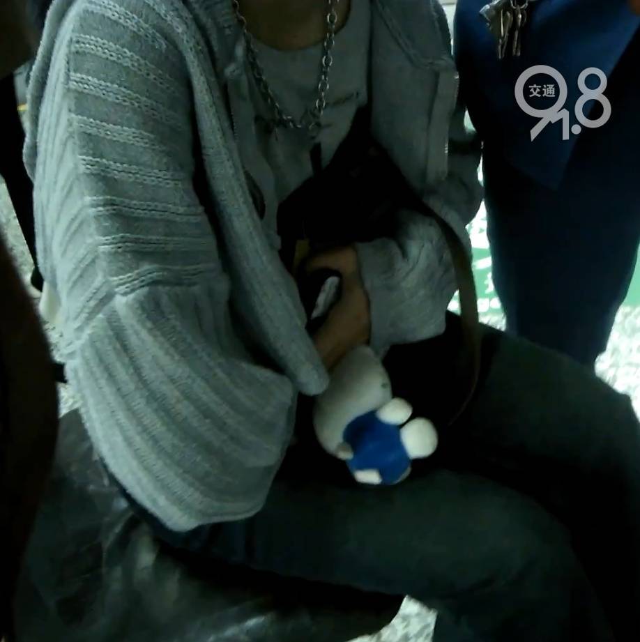 杭州地铁内,女乘客突然崩溃大哭!紧接着……这一幕被拍下