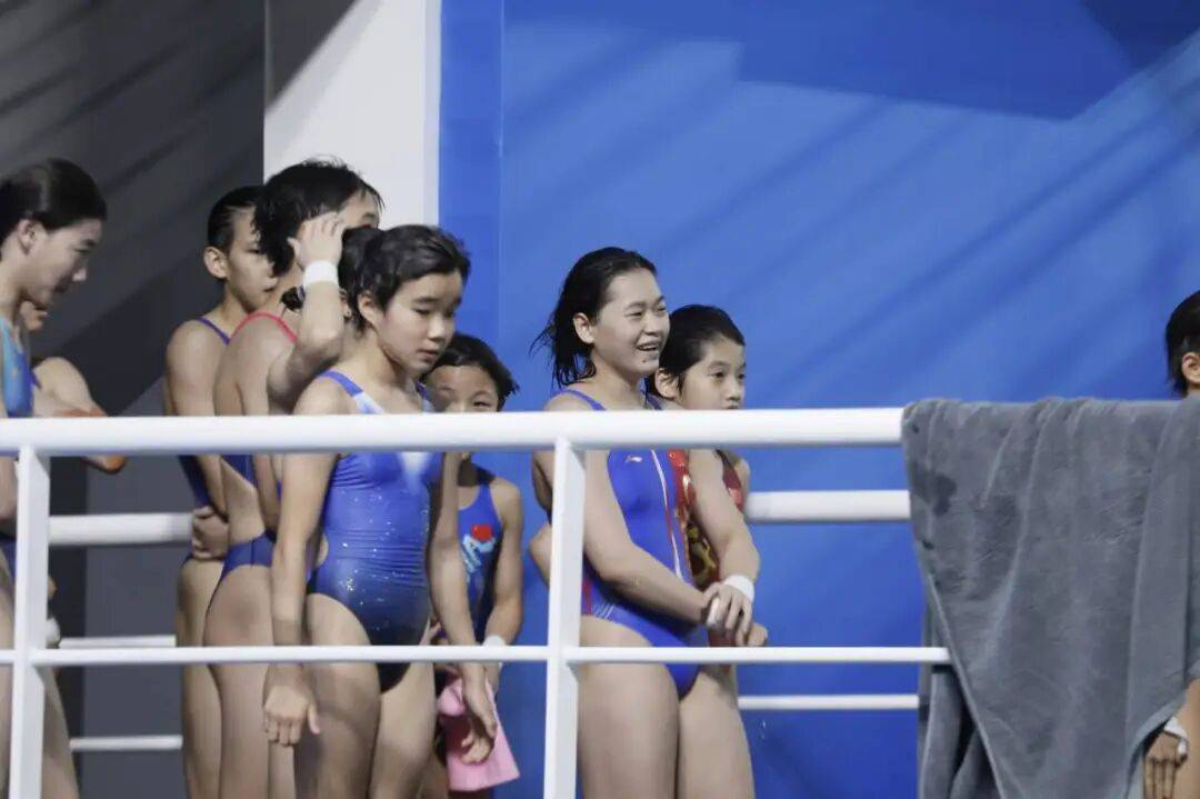 全红婵伤愈首秀夺冠!出战女子团体双人10米台,看台上都是为她加油的海报