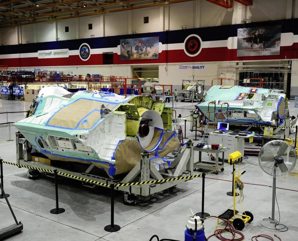 歼-36、歼-50统统曝出第二架,美国六代机打造首个部件,陷入死局