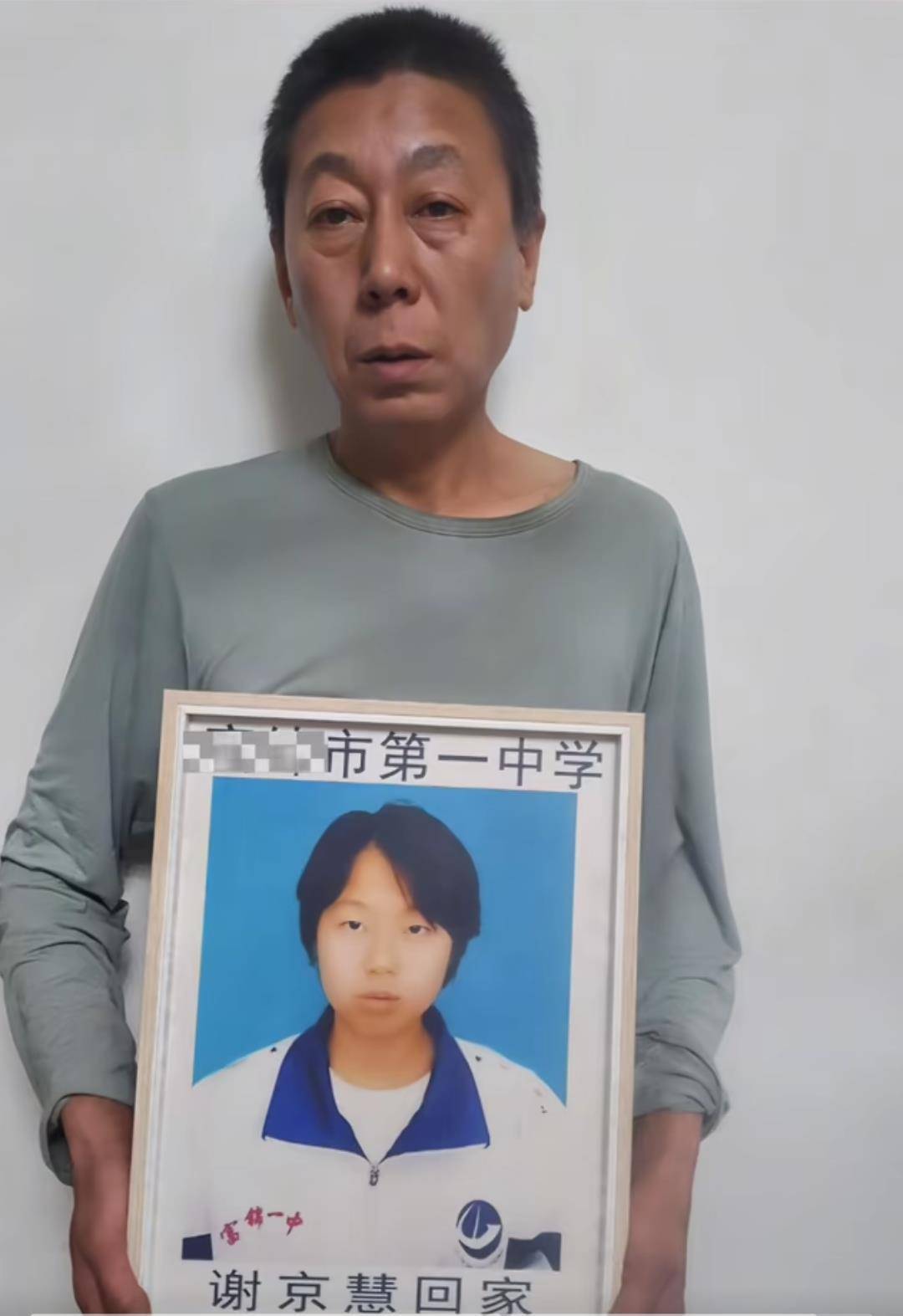 18岁高二女生放学打车到松花江边失联10日，家人在岸边发现她的背包和棉袄，当地仍在全力搜救