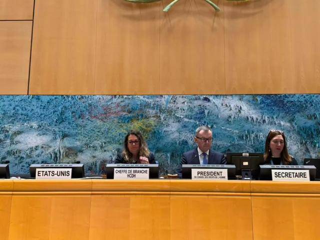 一把空椅子，历史性一幕！